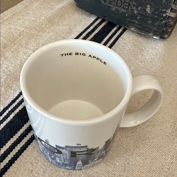 2005 Starbucks Skyline Series New York Mug